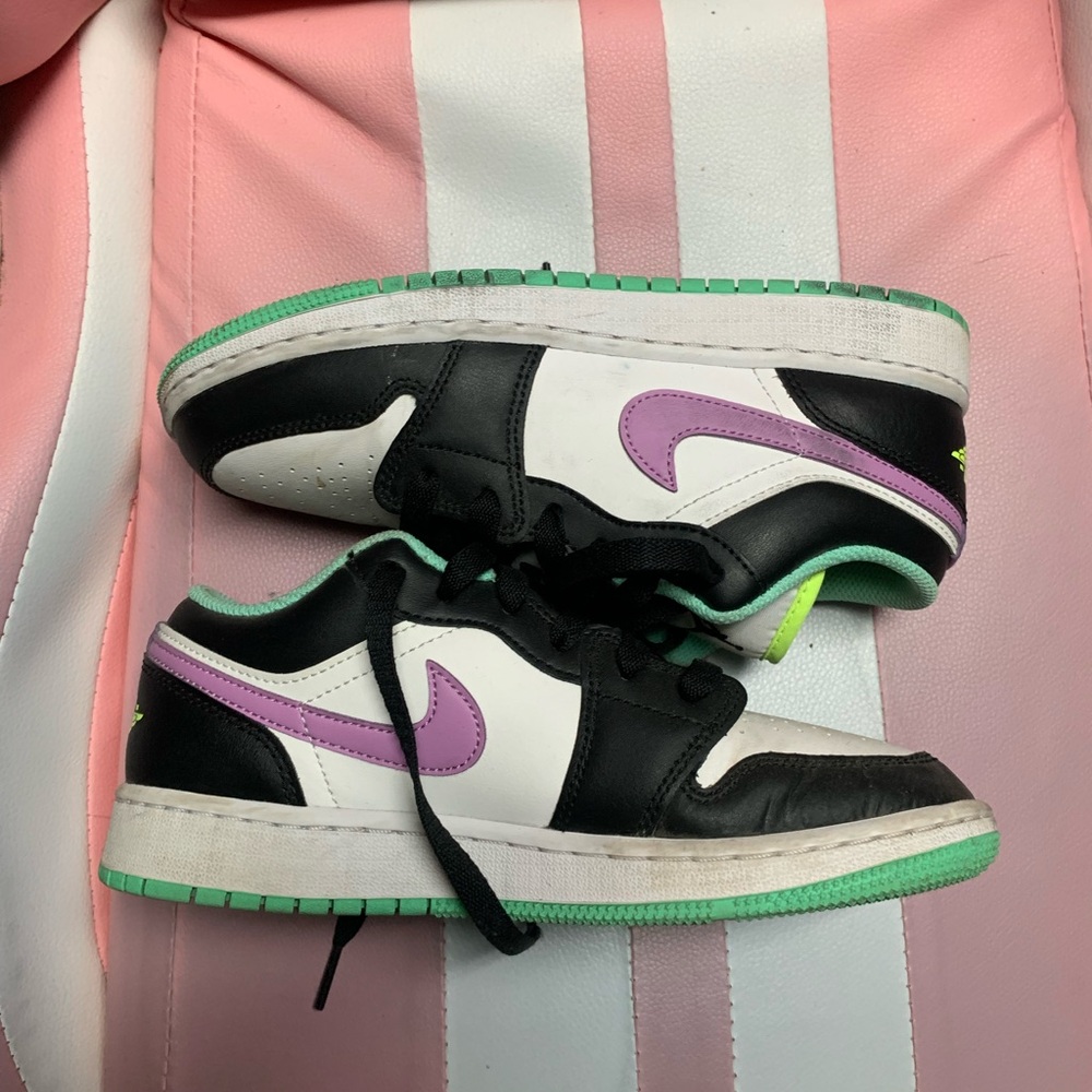 Jordan 1 Low ‘Green Glow Violet Shock’
